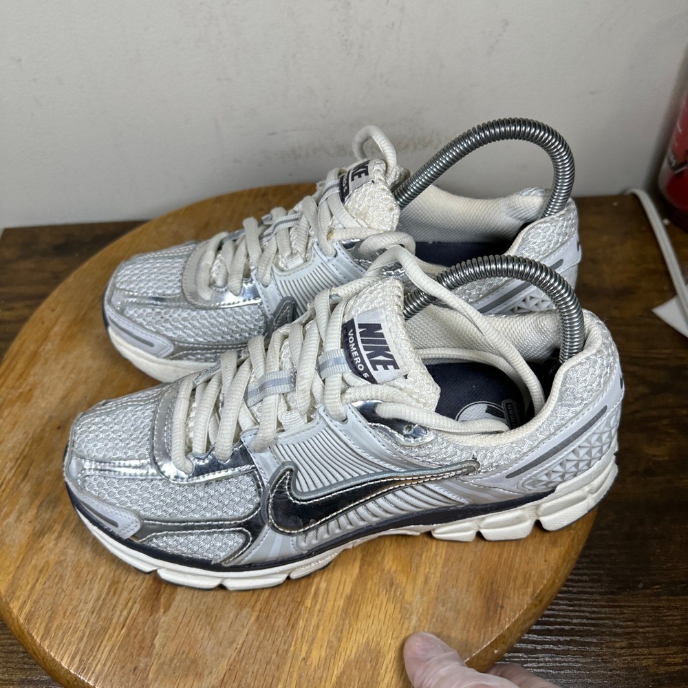 Nike Zoom Vomero 5 Womens Size 8 Photon Dust Metallic Silver FD0884-025 Sneakers - Picture 4 of 8